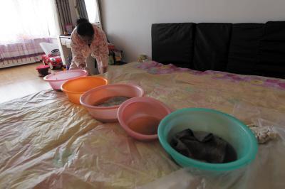 拉萨楼上漏水，住户失联，小区没物管，业主维权难！律师来支招……